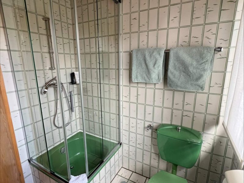 Barrierefreie-Komplettbadsanierung-im-Altbau-in-Weisendorf-1